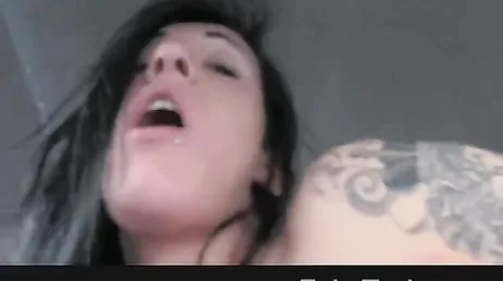 Morena tetona acaba gritando de placer dentro del taxi