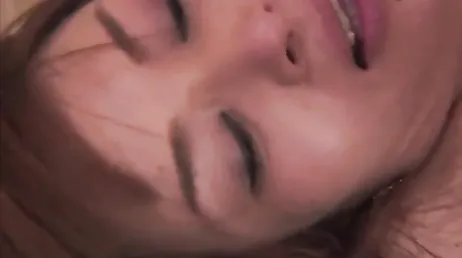 Japansk milf med alla håriga papo bestämmer sig för att prova en läcker anal