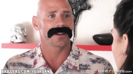 Quatre chattes latines pour manger la grosse bite du chauve Johnny Sins