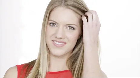 De blondine verslikt zich als ze een enorme zwarte lul in haar mond proeft