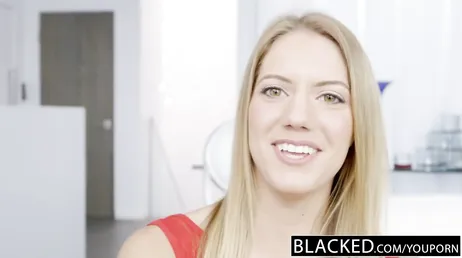 De blondine verslikt zich als ze een enorme zwarte lul in haar mond proeft