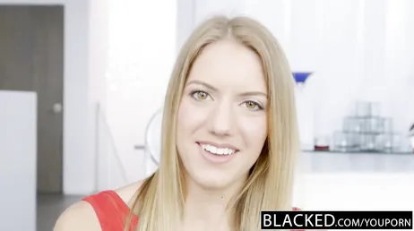 De blondine verslikt zich als ze een enorme zwarte lul in haar mond proeft
