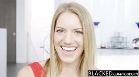 De blondine verslikt zich als ze een enorme zwarte lul in haar mond proeft