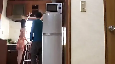 Un'asiatica finisce per scopare con il figlio più piccolo in mezzo alla cucina