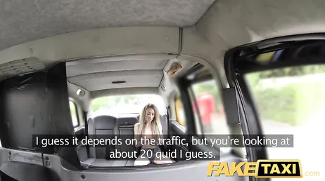 Hon har precis bråkat med sin pojkvän och bestämmer sig för att värma upp för taxichauffören