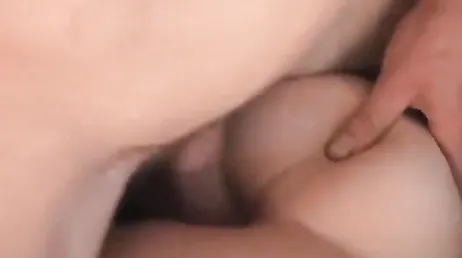 Tjugoårig slampa låter sig spelas in på video och blir rövknullad