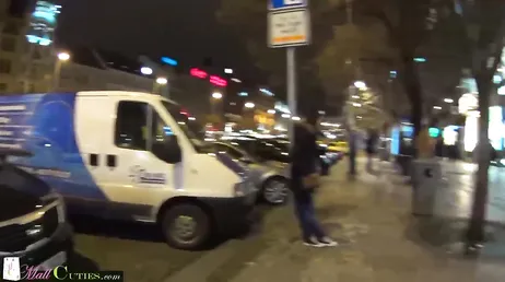 Un inconnu la surprend dans la rue et la convainc de se laisser baiser