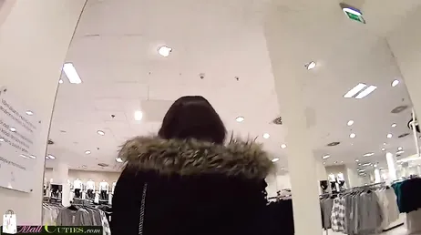 Un inconnu la surprend dans la rue et la convainc de se laisser baiser