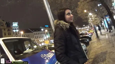 Un inconnu la surprend dans la rue et la convainc de se laisser baiser