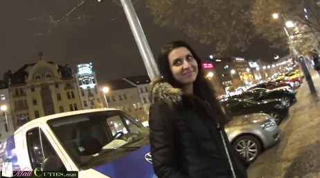 Un inconnu la surprend dans la rue et la convainc de se laisser baiser