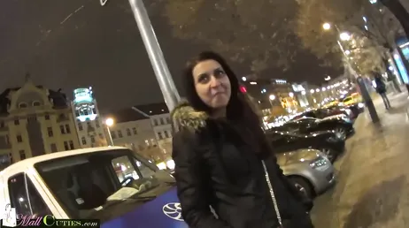 Un inconnu la surprend dans la rue et la convainc de se laisser baiser