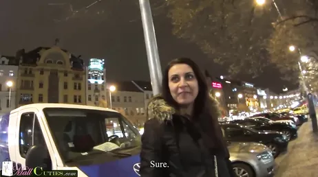 Un inconnu la surprend dans la rue et la convainc de se laisser baiser