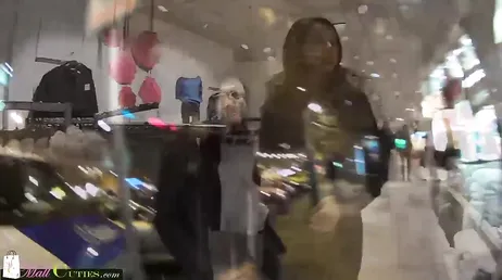 Un inconnu la surprend dans la rue et la convainc de se laisser baiser