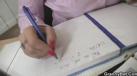 Die Lehrerin spreizt ihre Beine, um den riesigen Schwanz der Schülerin aufzunehmen