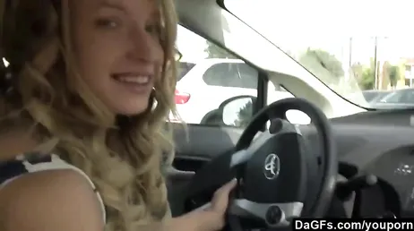 Ma copine salope commence à me faire une branlette en conduisant
