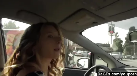 Ma copine salope commence à me faire une branlette en conduisant