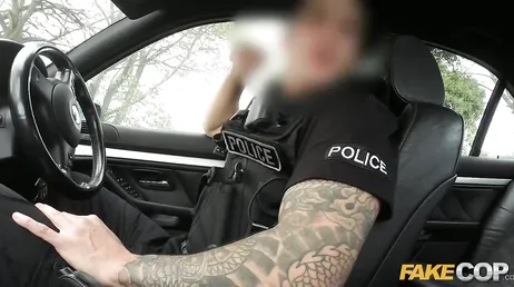 De falska poliserna i uniform som knullar alla mogna kvinnor