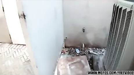 Meine Schwester wird verrückt und fängt an, ununterbrochen meinen Schwanz zu lutschen