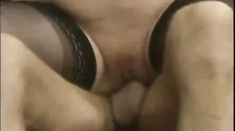 Dubbele penetratie voor een oude huisvrouw die weg is