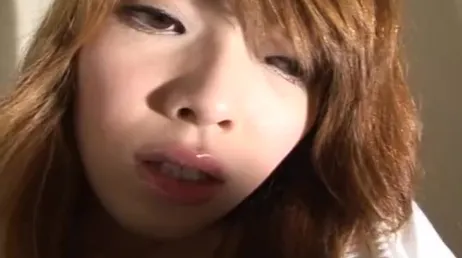 Una bella asiatica con la figa pelosa si masturba in webcam
