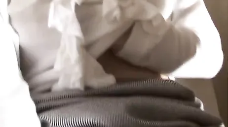 Una bella asiatica con la figa pelosa si masturba in webcam