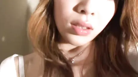 Una bella asiatica con la figa pelosa si masturba in webcam