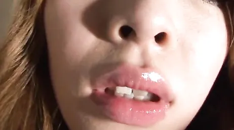 Una bella asiatica con la figa pelosa si masturba in webcam