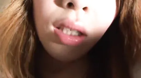 Una bella asiatica con la figa pelosa si masturba in webcam