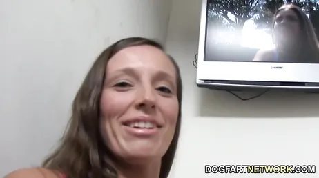 Jamie Jackson entre dans un trou de gloire pour essayer des bites noires
