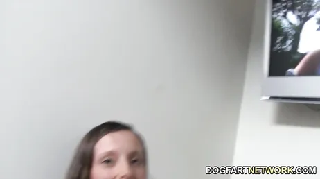 Jamie Jackson entre dans un trou de gloire pour essayer des bites noires