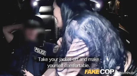 Met een nep-politie-uniform neukt hij alle zwarte vrouwen