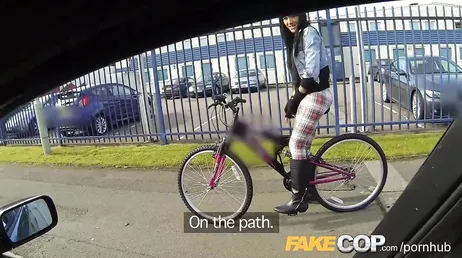 Met een nep-politie-uniform neukt hij alle zwarte vrouwen