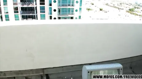Je laisse le beau cul de ma copine sur la terrasse d'un hôtel