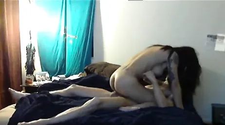 Er fickt ein asiatisches Amateurmädchen und zeichnet es vor der Webcam auf