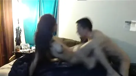 Er fickt ein asiatisches Amateurmädchen und zeichnet es vor der Webcam auf