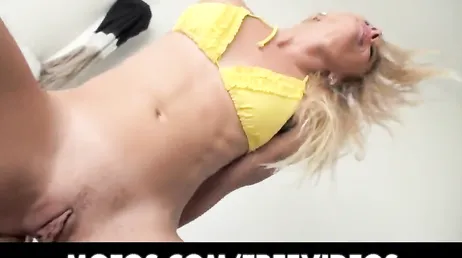 Det passar nästan inte min flickväns rumpa, men jag lyckas stoppa in det i henne