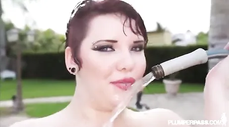 La donna grassa con i piercing si gode un cazzo nero nella figa