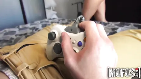 Uma garota gamer muito disposta a ser fodida sem piedade