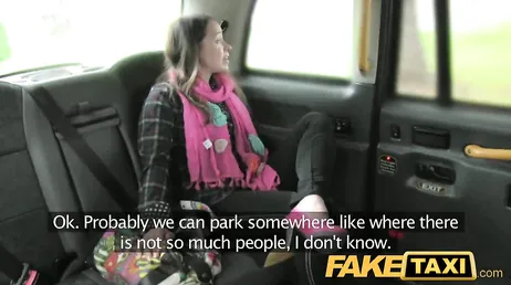 Elle finit avec le visage plein de sperme du chauffeur de taxi excité qui l'a baisée