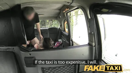 Elle finit avec le visage plein de sperme du chauffeur de taxi excité qui l'a baisée