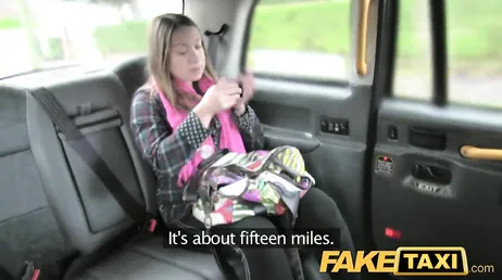Elle finit avec le visage plein de sperme du chauffeur de taxi excité qui l'a baisée