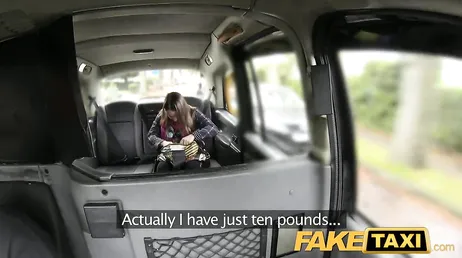 Elle finit avec le visage plein de sperme du chauffeur de taxi excité qui l'a baisée