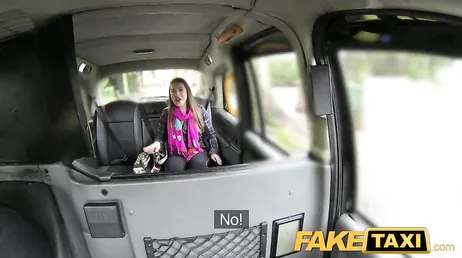 Elle finit avec le visage plein de sperme du chauffeur de taxi excité qui l'a baisée