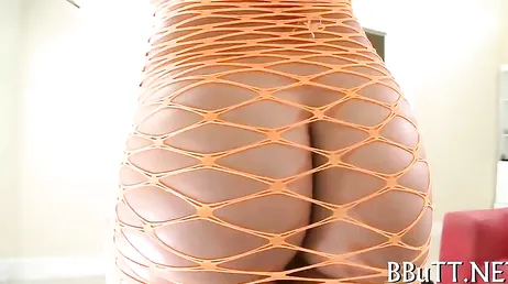 Ik laat mijn schoonzus pornokleding passen en dan neuk ik haar