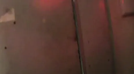 Seis negros com paus grandes se revezam transando com ela por todos os lados