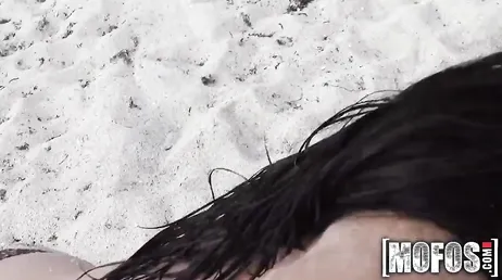 Orgie op het strand met twee zeer krachtige studentensletten