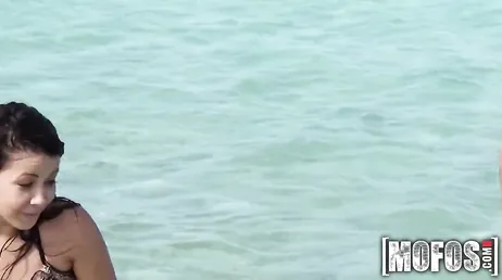Orgie op het strand met twee zeer krachtige studentensletten