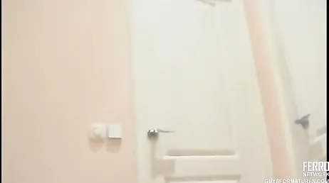 Mia nonna mi alza le mutandine e comincia a scoparmi allo stesso modo