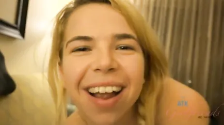 Klaarkomen op het gezicht en in het poesje van de mooie Alina West