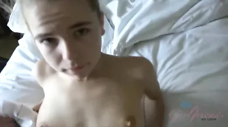 Klaarkomen op het gezicht en in het poesje van de mooie Alina West